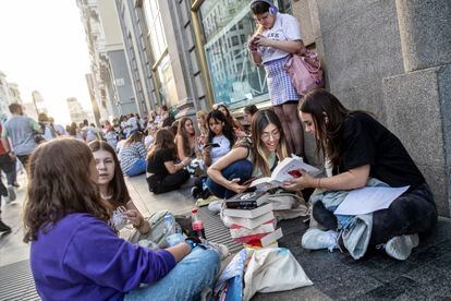 Las seguidoras de la escritora Tracy Wolff esperan a las puertas del edificio Telefónica de Gran Vía, Madrid, para la firma de ejemplares.