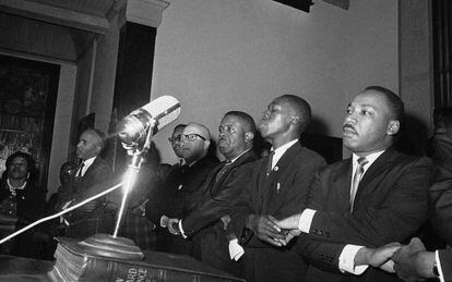 Martin Luther King entona &quot;We Shall Overcome&quot; con varios manifestantes en Selma. 