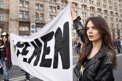 La activista con una de las pancartas de la organización.