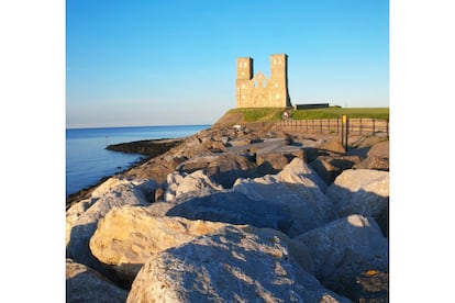 Reculver, las dos torres de una iglesia medieval que se alzan frente al mar (en la foto), están construidas sobre una fortaleza romana levantada en el año 200 después de Cristo bajo el nombre de Regulbium, en el mismo borde del Canal Wantsum, que separaba la isla de Thanet del continente británico.