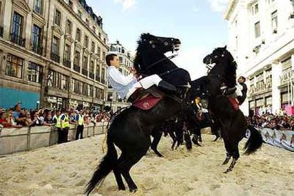 Caballos de Baleares en plena exhibición durante la fiesta española en el centro de Londres.