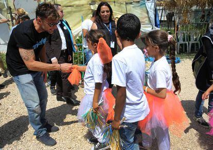 Ricky Martin jugando con niños del campo de refugiados de Minnieh.