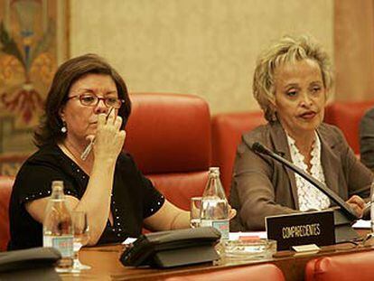 A la izquierda, Enriqueta Chicano, de la Federación de Mujeres Progresistas, en el Congreso.