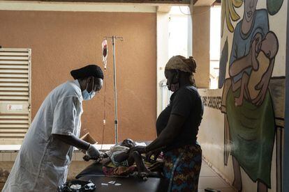 Con más de 13.000 casos de covid-19 registrados a principios de mayo de 2021, la pandemia ya afecta a las 13 regiones de Burkina Faso. Si a esto se añade que actualmente hay más de un millón de desplazados internos, el 60% de los cuales son niños y 3,3 millones de personas en situación de inseguridad alimentaria aguda, el panorama es desolador. Toda ayuda recibida es insuficiente para poder revertir la situación. En la imagen, una enfermera realiza una transfusión de sangre a una niña que padece desnutrición aguda en el Hospital de Kaya.
