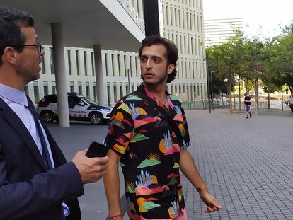 El hombre, con camisa corta, acusado de amenazar y acosar a la artista Paula Bonet.