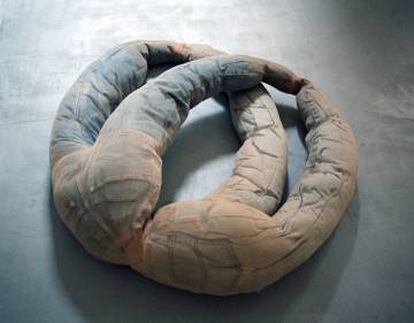 'Sin título' (1994), la obra de Cabello/Carceller comprada ayer por el Museo Reina Sofía de Madrid, una escultura elaborada con pantalones vaqueros usados, medias y espuma.