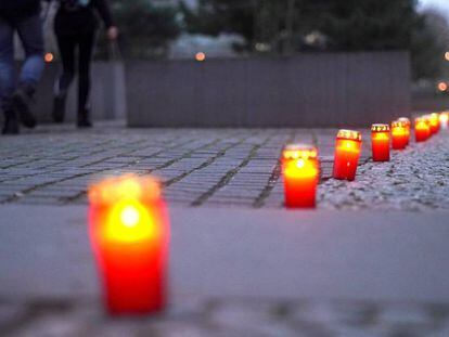 Velas en el monumento al Holocausto de Berlín.