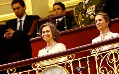 La reina Sofía y la infanta Elena siguen desde la tribuna la sesión solemne de proclamación de Felipe VI por las Cortes Generales.