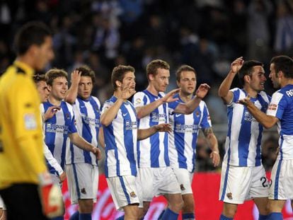 Agirretxe recibe las felitaciones de sus compa&ntilde;eros tras su gol, el primero de la Real.