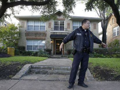 Un policia, davant de la casa de la treballadora sanit&agrave;ria infectada a Dallas.