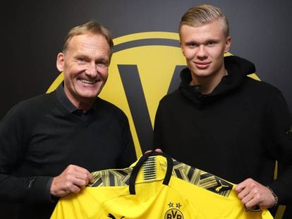 Hans-Joachim Watzke, con Erling Braut Haaland a su llegada al Borussia Dortmund.
