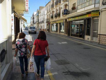 Dos mujeres pasean, la semana pasada, por el centro de Tíjola (Almería).