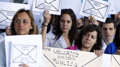 Con este lema, los hospitales madrileños, entre ellos el de La Paz (en la foto), vivieron ayer una nueva jornada de protestas contra el plan de privatización del Gobierno regional (PP). Los organizadores leyeron un manifiesto en el hospital Infanta Leonor (Vallecas), uno de los seis cuya gestión se quiere privatizar, en el que denunciaron el “desvío de dinero a empresas privadas”.