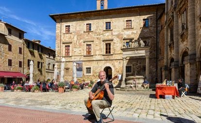 Un guitarrista en la 'piazza' Grande de Montepulciano, en la Toscana.