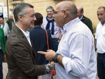 Iñigo Urkullu saluda al portavoz socialista, Jose Antonio Pastor, en la Fiesta de la Vendimia de Rioja Alavesa.