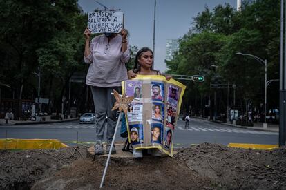 Dos mujeres permanecieron sobre el tronco de la palma en la glorieta.