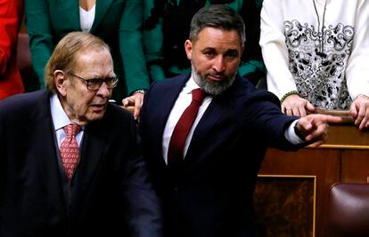 El diputado de Vox, Santiago Abascal, señala su sitio en el Congreso a Ramón Tamames, este miércoles. 