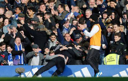 Antonio Conte celebra lanzándose hacia la grada el segundo gol del Chelsea al Arsenal.