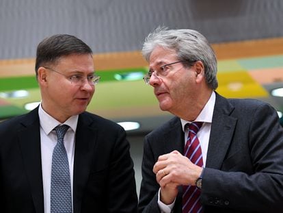 El vicepresidente de la Comisión Europea, Valdis Dombrovskis (izquierda), habla con el comisario de Economía, Paolo Gentiloni.