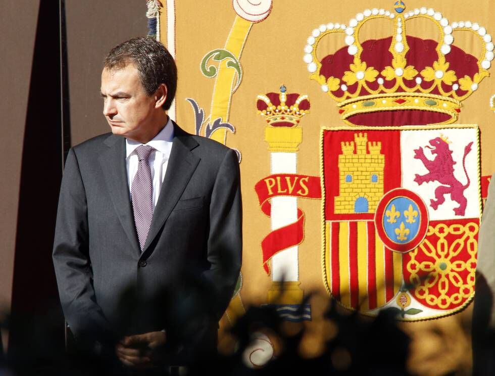 El presidente del Gobierno, José Luís Rodríguez Zapatero fotografiado ante el escudo de España en el Paseo de la Castellana de Madrid.