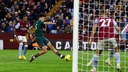 Stefan Bajcetic marca el tercer gol del Liverpool ante el Aston Villa este lunes.