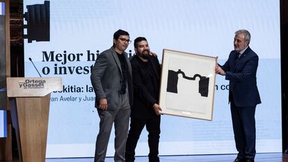 Los ganadores del premio de investigación, Juan José Martínez (izquierda) y Bryan Avelar, este martes en los premios Ortega y Gasset.