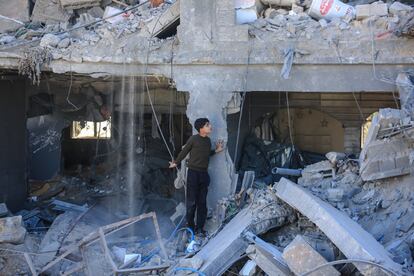 Un niño palestino junto a los escombros de un edificio bombardeado por Israel en Rafah, este sábado.