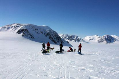 Ajustarse el arnés, calzarse los esquís y lanzarse a través del inmenso paisaje blanco la isla de Spitsbergen, la más grande del archipiélago noruego de Svalbard, tirando de una pulka (trineo) requiere de cierta preparación. A cambio, permite cruzar glaciares y acampar en noche estrelladas en una tienda de montaña plantada sobre el hielo.