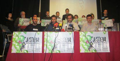 Colectivo de apoyo a Iñigo Cabacas y amigos este jueves en la rueda de prensa celebrada en Bilbao para convocar actos en el tercer aniversario de su muerte.
