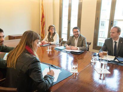 El vicepresidente Pere Aragonès (en el centro) en una reunión con los comunes hace un año. 