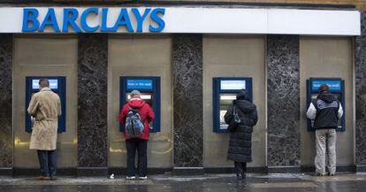 Clientes de Barclays sacan dinero en cajeros de la entidad en Londres