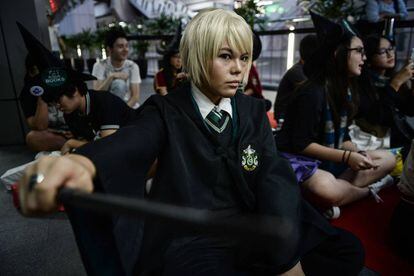 Un seguidor de Harry Potter, disfrazado de Draco Malfoy, anoche en Bangkok.