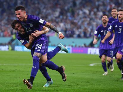 Julian Alvarez (izquierda) celebrando el segundo gol de Argentina frente a Polonia.