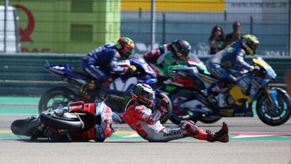 Jorge Lorenzo cae al suelo en la primera curva del Gran Premio de Aragón.