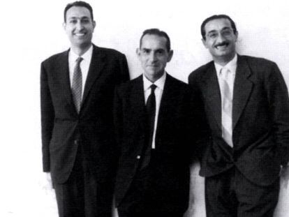 Salvador Espriu, entre Josep Maria Castellet (izquierda) y Joan Fuster, en Gand&iacute;a en 1959.