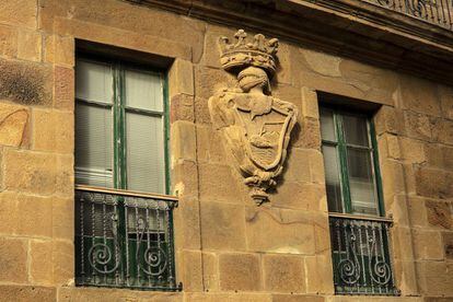 Antiguo escudo con la figura de la caza de la ballena en la fachada de una casa señorial en Getaria (Gipuzkoa).