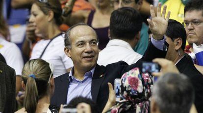 El presidente de M&eacute;xico, Felipe Calder&oacute;n, durante un partido de baloncesto.
