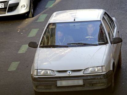 Uno de los vehículos que transporta a toxicómanos a las zonas de venta de drogas desde Embajadores.