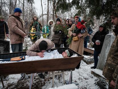 Entierro de un soldado ucranio de 28 años caído en Bajmut, el lunes en Sloviansk.