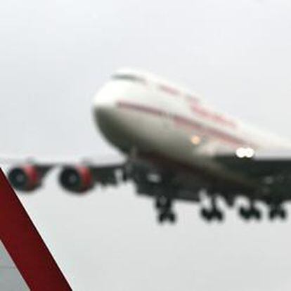Un avión sobrevuela las inmediaciones de Heathrow