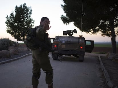 Un militar israel&iacute;, cerca del Kibbutz Mefalsim, al norte de Gaza, este 24 de diciembre