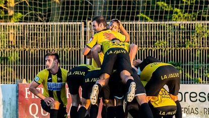 Los jugadores del Portugalete celebran un gol.
