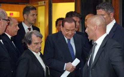 Berlusconi sale de la reunión con los miembros de su grupo parlamentario.