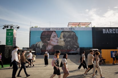 Dibujo de un beso entre la alcaldesa de Barcelona, Ada Colau, y la presidenta de la Comunidad de Madrid, Isabel Díaz Ayuso, en una lona en el Festival Primavera Sound de Barcelona
DAVID ZORRAKINO - EUROPA PRESS
02/06/2022