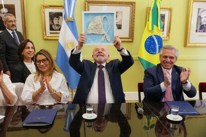 El presidente de Brasil, Lula da Silva, recibe un regalo de las Abuelas de Plaza de Mayo.