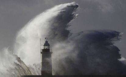 Newhaven, Inglaterra, 28 de octubre de 2013. Las olas baten sobre un faro en el sureste de Gran Bretaña. El temporal que azotó el norte de Europa, con vientos de casi 160 kilómetros por hora, se cobró una docena de víctimas mortales, además de dejar a más de 200.000 hogares sin electricidad y causar la suspensión de cientos de vuelos.