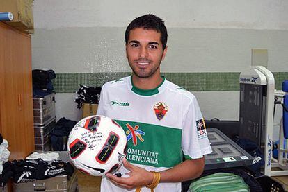 Ángel posa con el balón firmado por sus compañeros, tras el 'hat-trick' ante el Huesca.