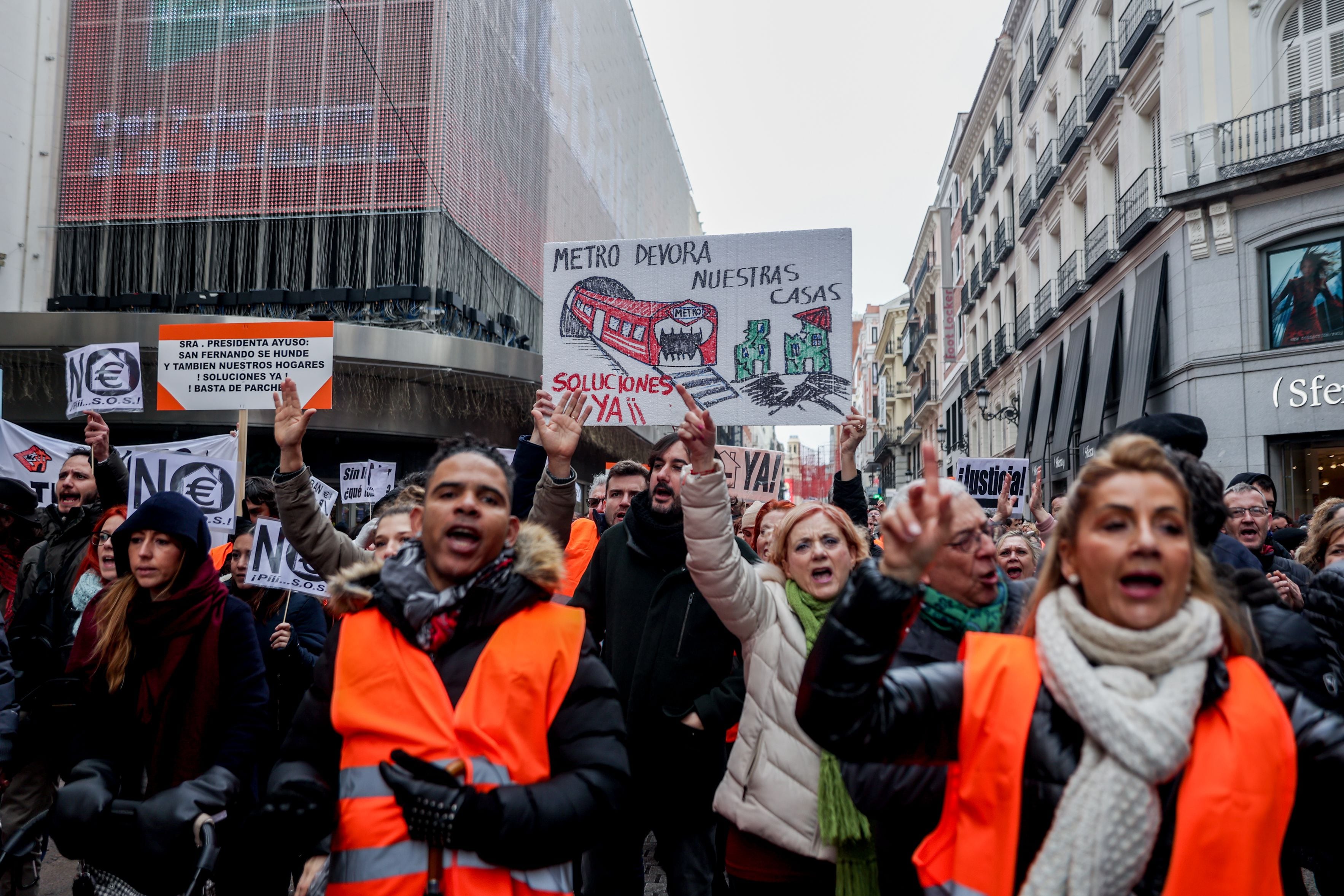 Cientos de personas marchan en una manifestación por las afecciones de las obras de la línea 7B de metro, de la Plaza de Callao hasta la Puerta del Sol el pasado 8 de enero.