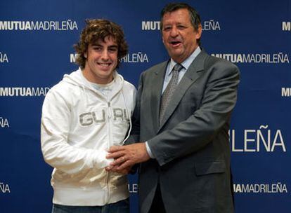 Fernando Alonso posa junto al presidente de la Mutua Madrileña, José María Ramírez Pomatta.