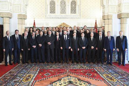 El rey Mohamed VI de Marruecos, junto a los miembros de su nuevo Gobierno.